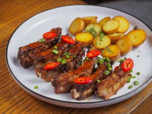 potatoes short ribs garnished with herbs and pepper