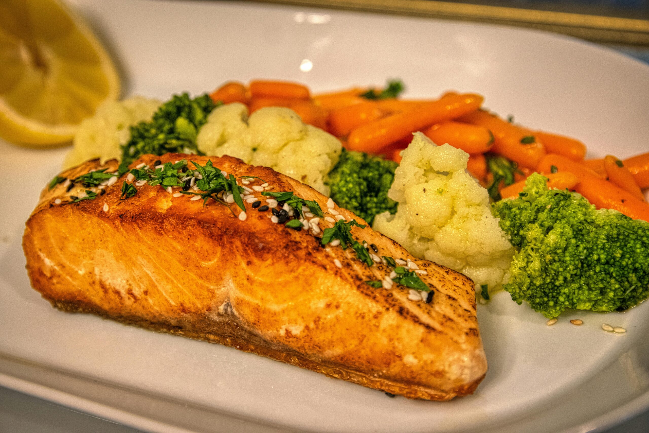 Crusted Tuna with sesame and broccoli and carrot