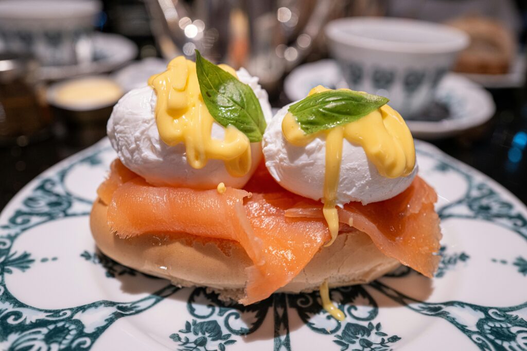 salmon holandaise foam on bread garnished with two leaves of mint