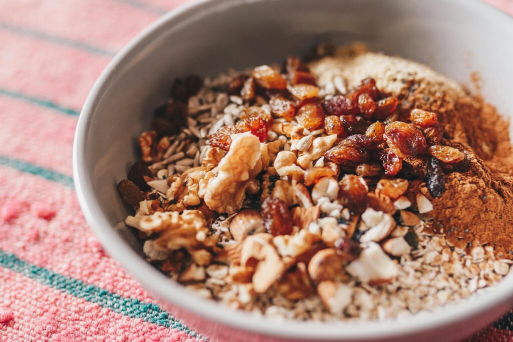 oatmeal with dry grappe and nuts